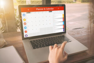 blog agenti immobiliari: piano editoriale e calendario contenuti visualizzato su laptop