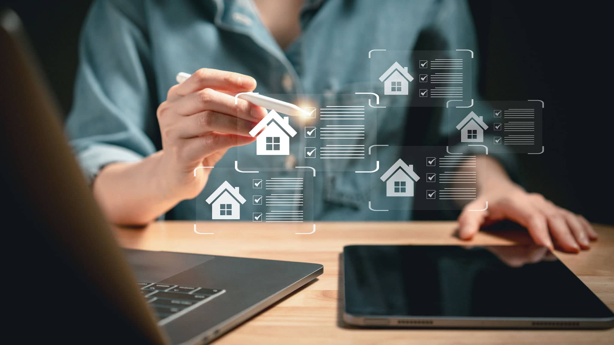 checklist annuncio immobiliare 2026: revisione di foto, testo e CTA su laptop per far emergere un annuncio immobiliare