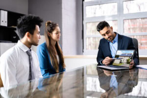 filtro lead immobiliare con agente che qualifica venditori motivati durante consulenza