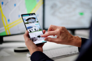 pay per call agenzia immobiliare: smartphone con mappa per generare chiamate tracciate in zona