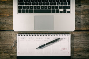 piano editoriale blog immobiliare 30 giorni: laptop e calendario per pianificare contenuti che generano contatti