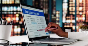 promuovere annuncio immobiliare: analisi e checklist su laptop per migliorare visibilità e contatti