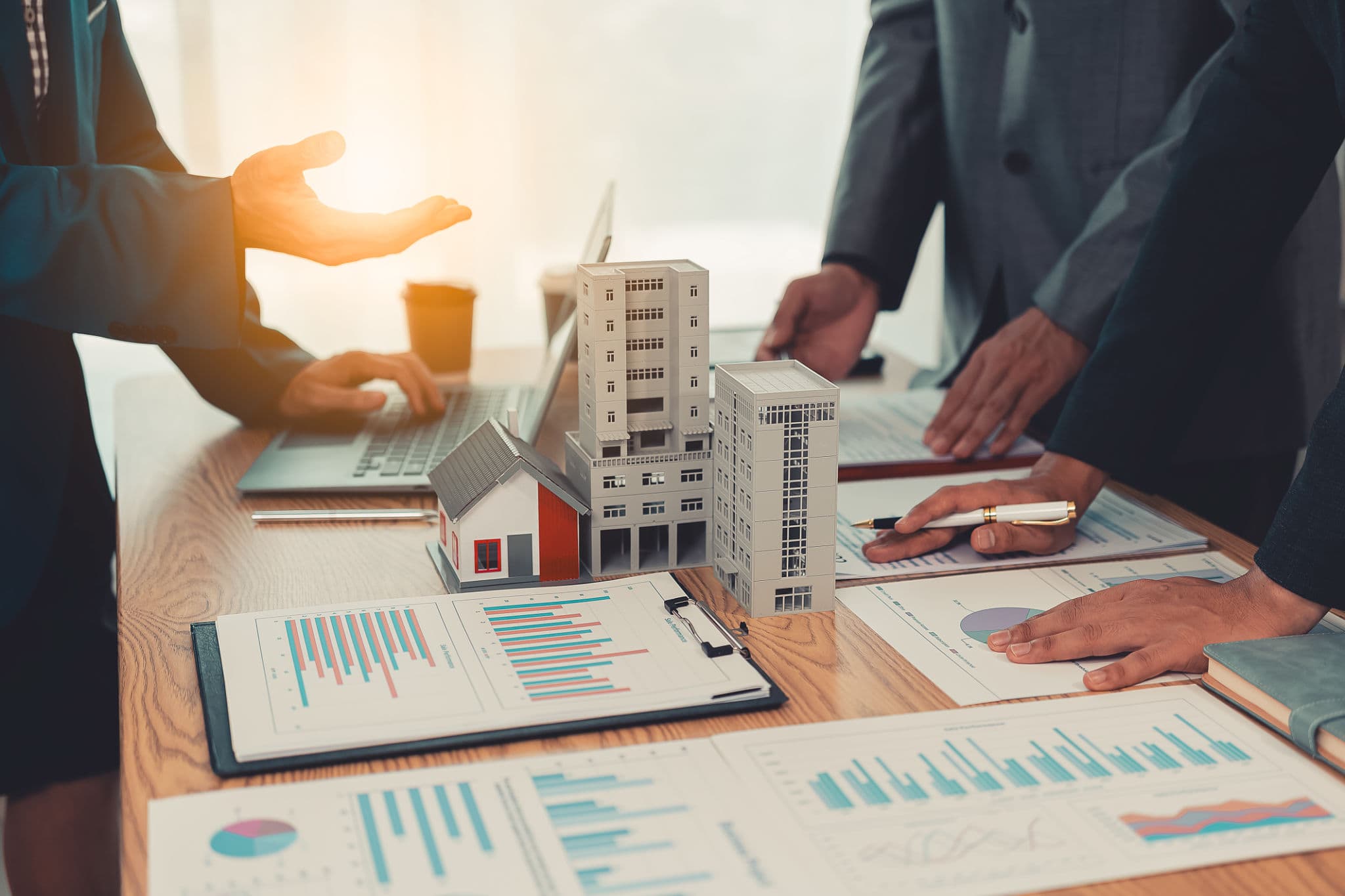 venditore motivato durante consulenza immobiliare con agente al tavolo