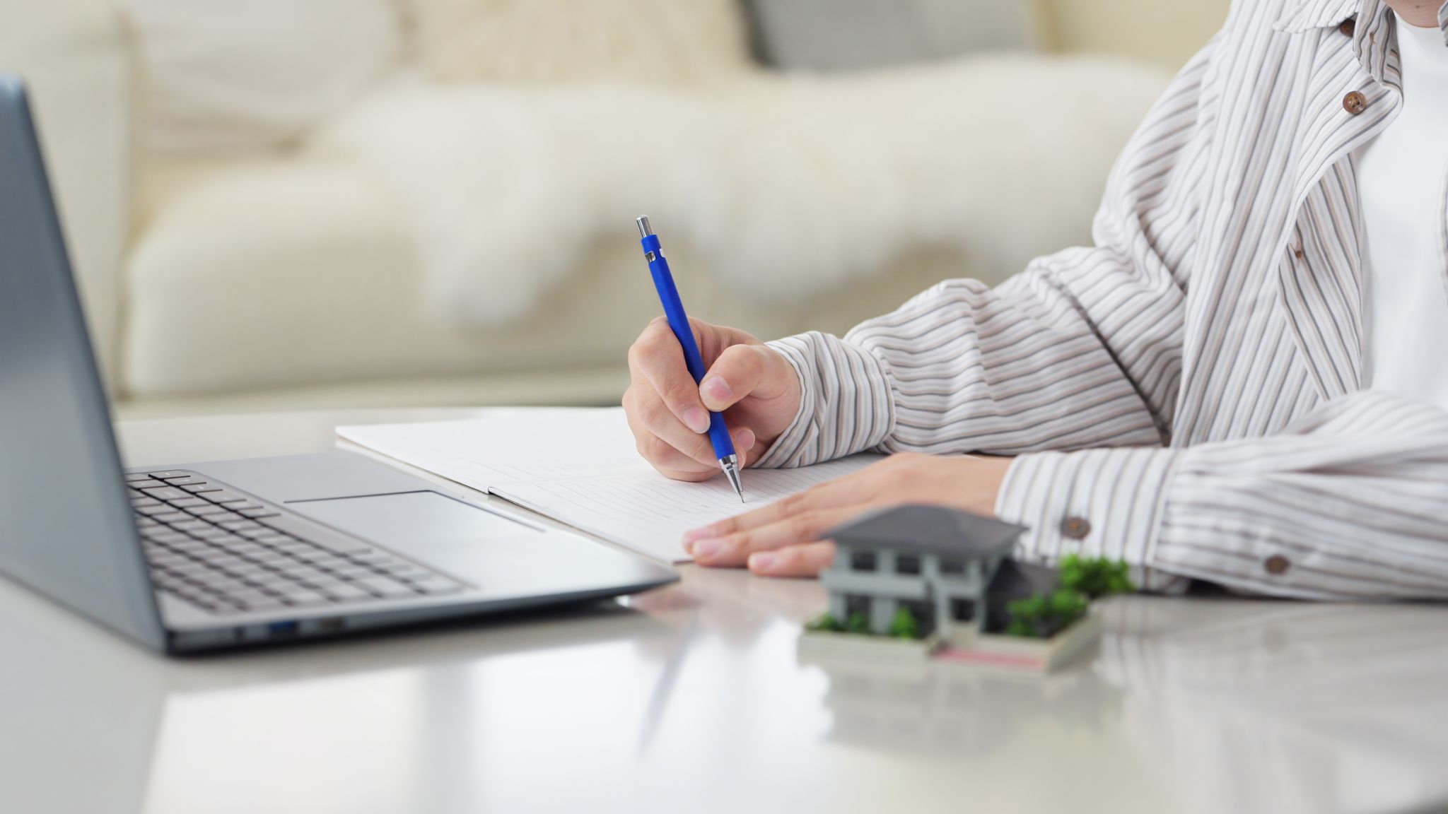 testo annuncio immobiliare: scrittura descrizione e call to action su laptop per generare contatti