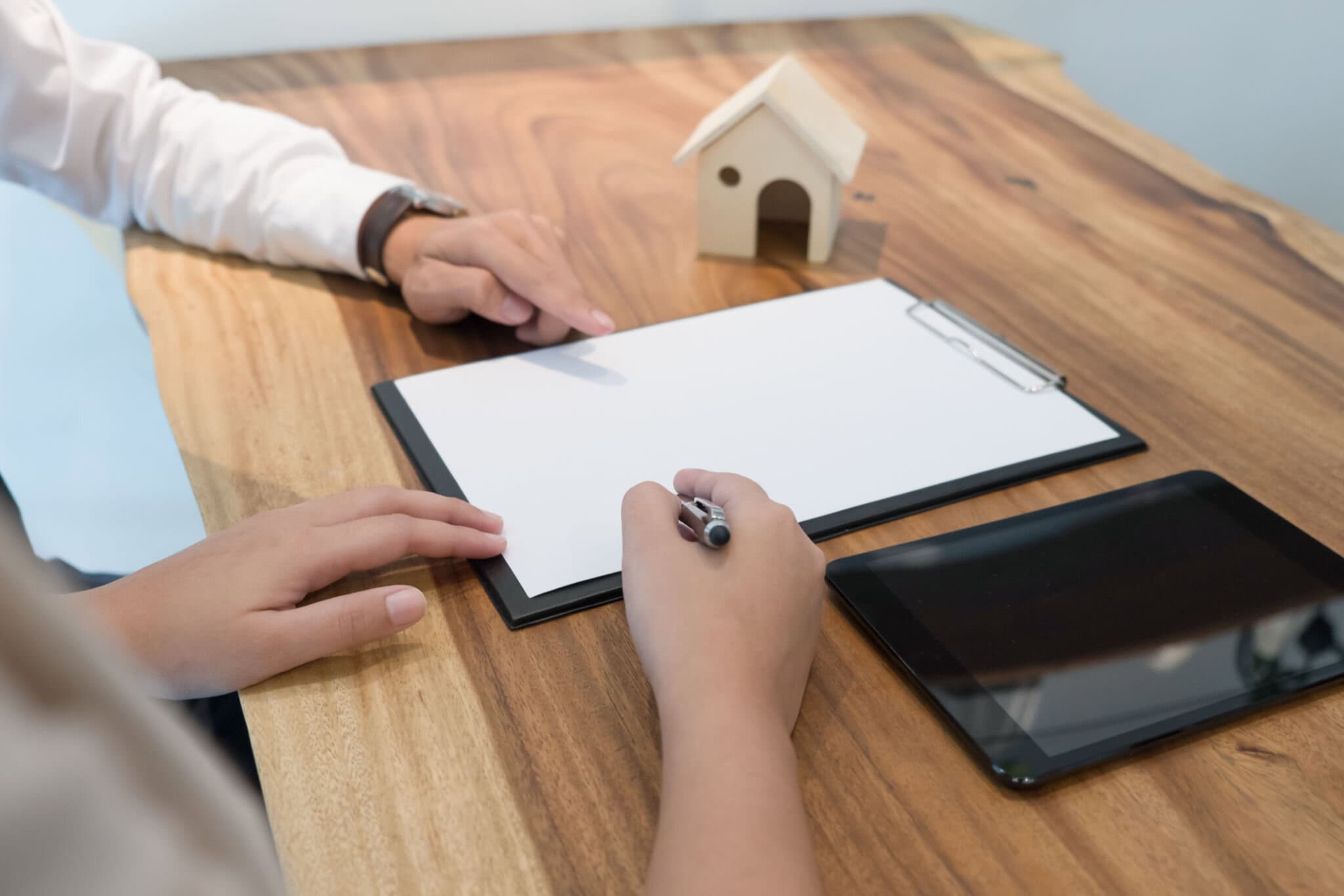 venditore motivato durante consulenza immobiliare con checklist e decisione di vendita