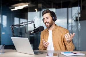 elevenlabs immobiliare blog: voiceover professionale per annunci immobiliari con microfono e laptop in ufficio moderno