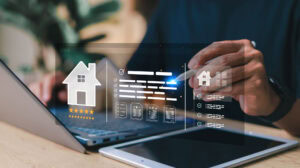 esempi di annunci immobiliari vincenti: scrittura testo annuncio su laptop con icone casa e dati per qualificare i contatti