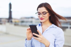 whatsapp marketing immobiliare: agente immobiliare utilizza WhatsApp per follow-up e qualificazione contatti
