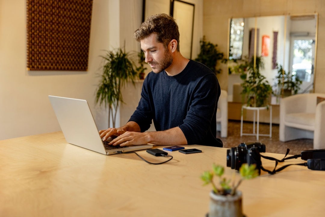 agente immobiliare che analizza richieste di valutazione in modo strutturato